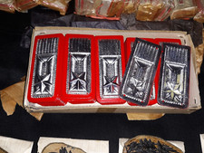 Coppia di vecchi alamari CC